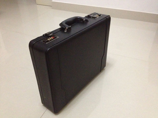 Anti Robbery Shocking Briefcase , Portable Band Money Carry Suitcase With Alarm Sound Safety Suitcase